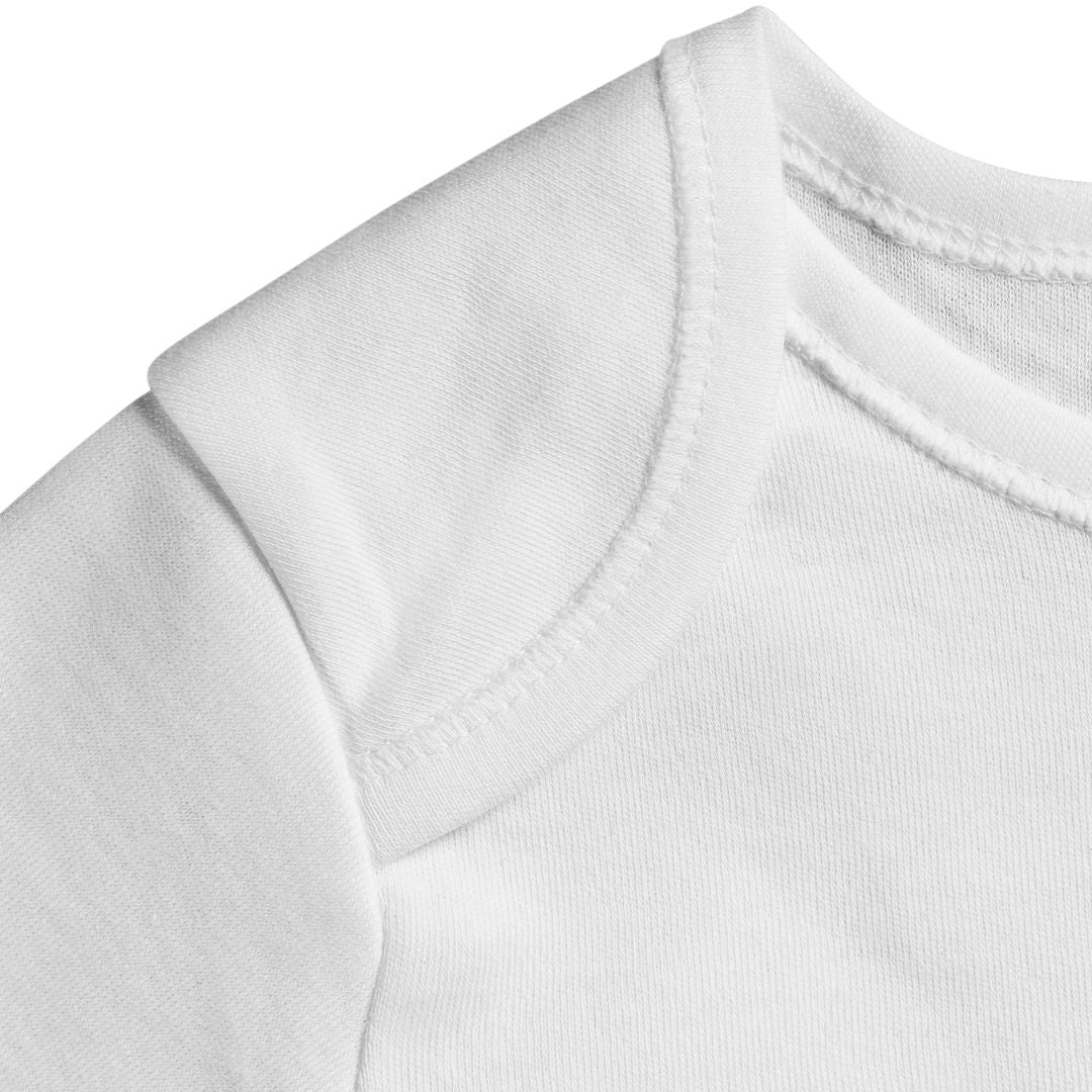 Nahaufnahme des weißen Babystramplers mit Schulterverschluss. Hochwertiger Baumwollstoff für bequeme und praktische Weihnachtskleidung.